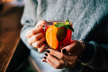 Bir kafede sıcak çay