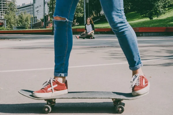 Jonge meisjes genieten van skateboarden — Stockfoto