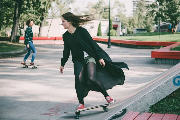 Young girls enjoy skateboarding — Stock Photo, Image