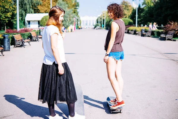 Jonge meisjes genieten van skateboarden — Stockfoto