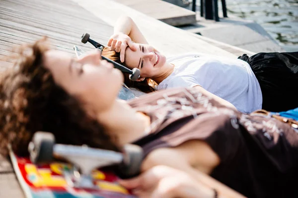 Jonge meisjes genieten van skateboarden — Stockfoto