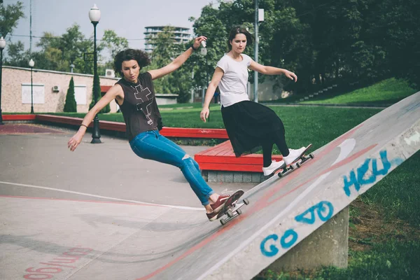 Jonge meisjes genieten van skateboarden — Stockfoto