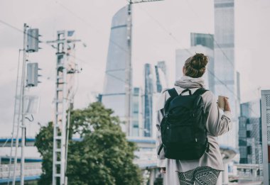 Genç kadın görünümü sahiptir