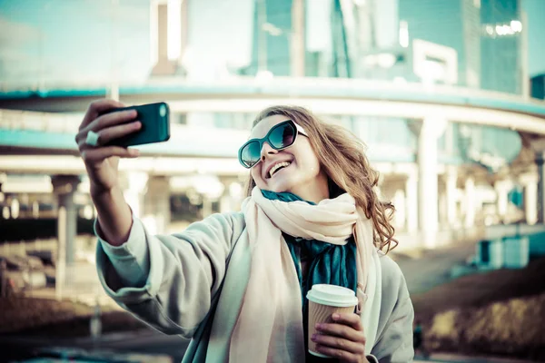 Ung kvinna tar en selfie — Stockfoto