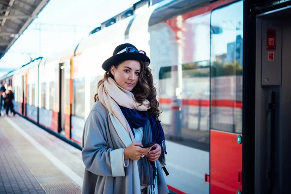 Mujer joven en tren — Foto de Stock