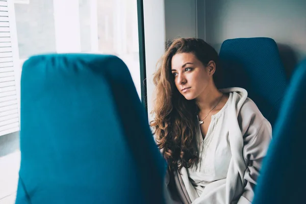 Mujer joven en tren — Foto de Stock