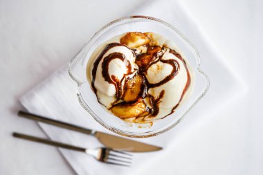 Dondurma bir restoranda servis