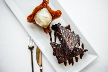 Bir restoranda çikolatalı kek