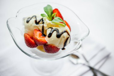 Dondurma bir restoranda servis