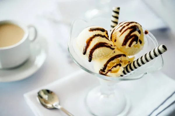 Ice cream served in a restaurant — Stock Photo, Image