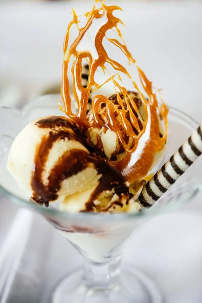 Ice cream served in a restaurant — Stock Photo, Image