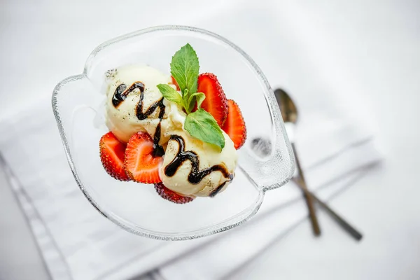 Sorvete servido em um restaurante — Fotografia de Stock