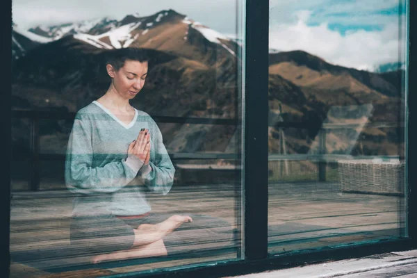 Giovane donna meditando — Foto Stock