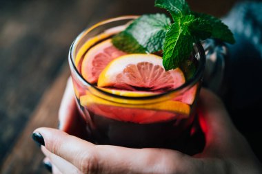 Kadın tutarak sıcak çay