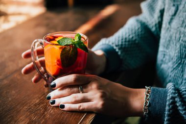 Kadın tutarak sıcak çay