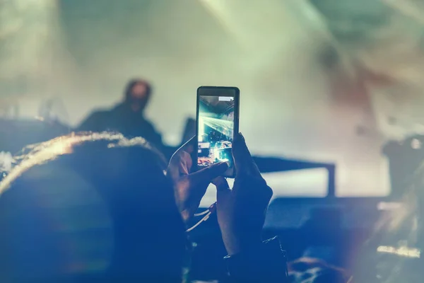 Spela in video på en konsert — Stockfoto