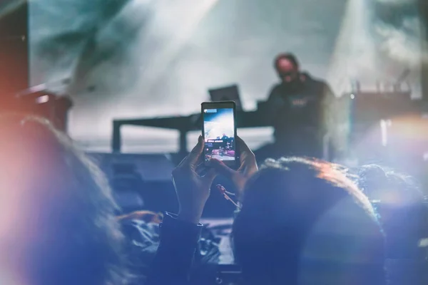 Spela in video på en konsert — Stockfoto