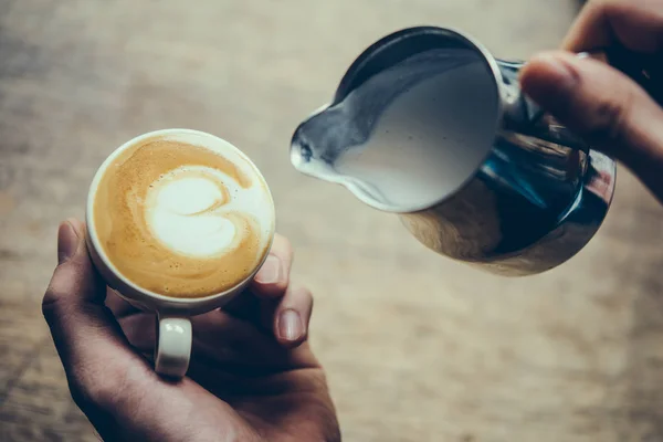 Barista häller mjölk — Stockfoto