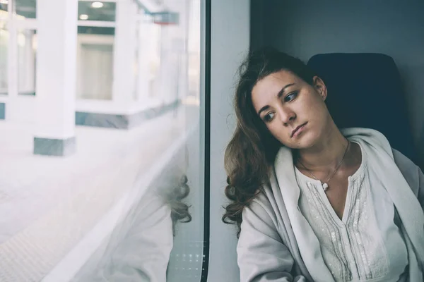 Joven mujer triste — Foto de Stock