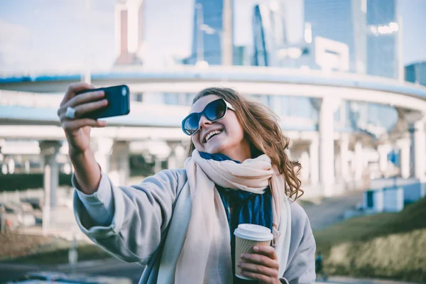 Vrouw neemt een selfie — Stockfoto