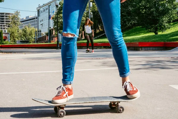 Twee jonge meisjes genieten van skateboarden — Stockfoto