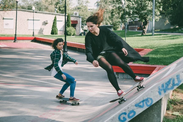 2 人の若い女の子がスケートを楽しむ — ストック写真