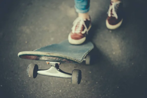 Mladá dívka se těší skateboarding — Stock fotografie