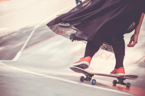 Jong meisje geniet van skateboarden — Stockfoto