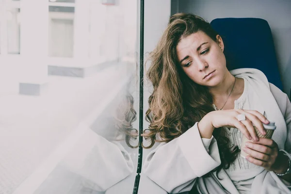 Mujer joven en el tren — Foto de Stock
