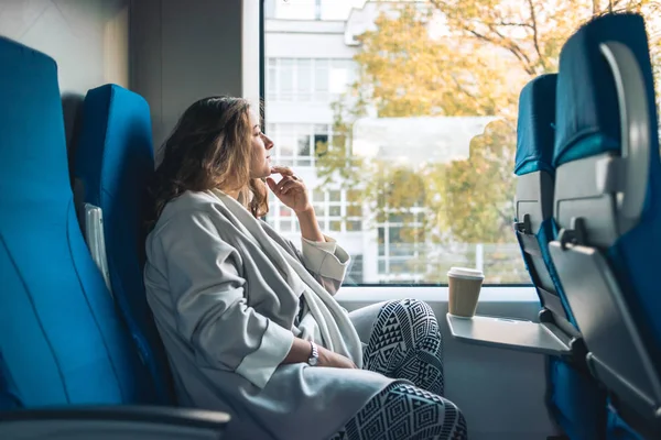 Jeune femme dans le train — Photo