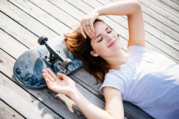 Jong meisje geniet van skateboarden — Stockfoto