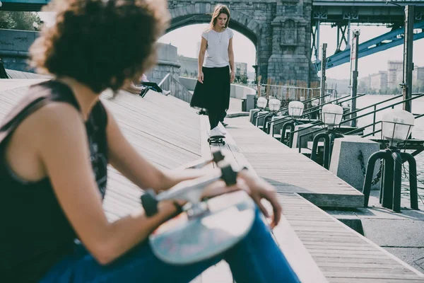 Dos chicas jóvenes disfrutan del skateboarding — Foto de Stock