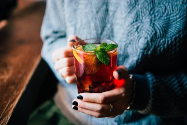 Sıcak çay veya limonata