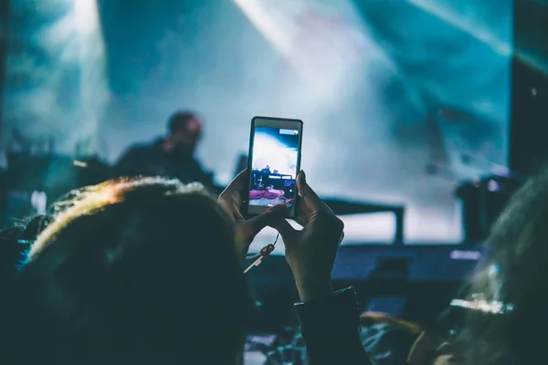 Girl is recording video — Stock Photo, Image