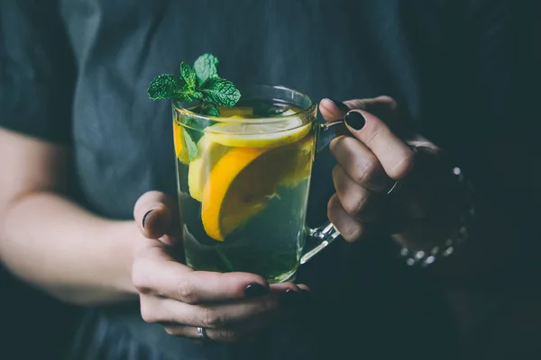 Heißer Tee oder Limonade — Stockfoto