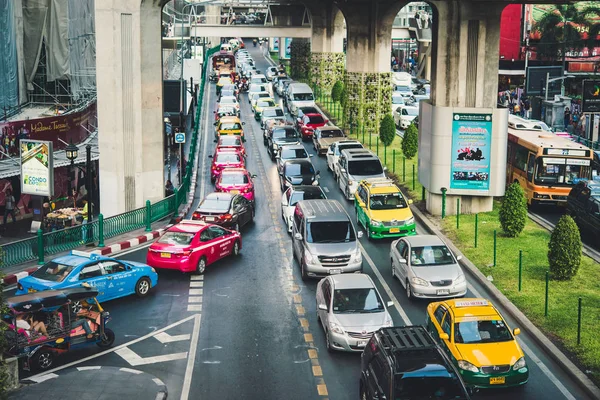 Bangkok, Tayland trafik. — Stok fotoğraf