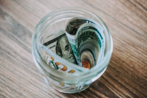 Долларовые купюры в стакане
