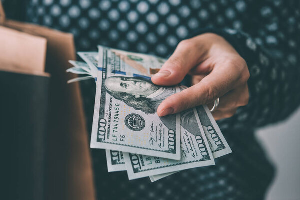 Руки держат валюту
