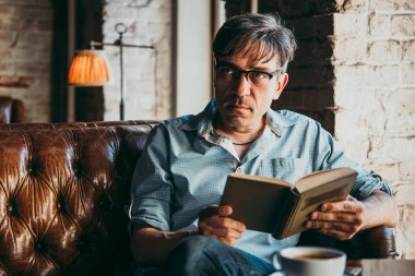 Olgun yakışıklı adam