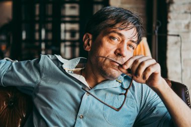 Olgun yakışıklı adam