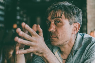 Olgun yakışıklı adam