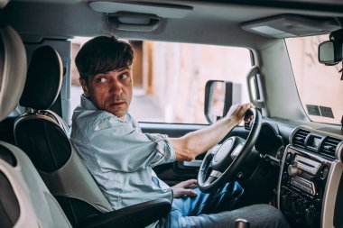 Olgun yakışıklı adam