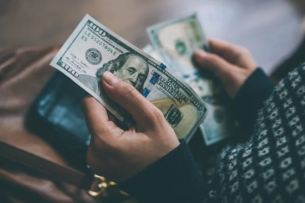 Hands holding currency — Stock Photo, Image