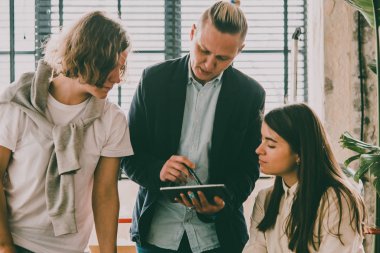 Ekip çalışması genç kadınlarda