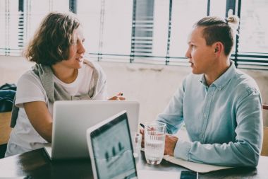 Ekip çalışması genç kadınlarda