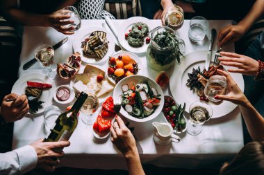 Bir restoranda kutlama