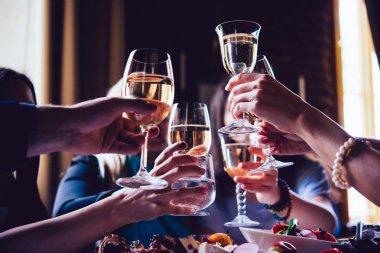 Bir restoranda kutlama