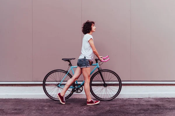 Chica de bicicleta — Foto de Stock