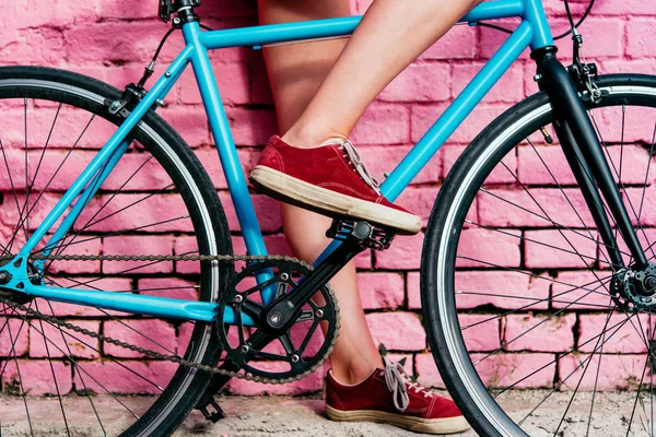 Dziewczyna na rowerze — Zdjęcie stockowe