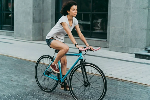 Chica de bicicleta — Foto de Stock